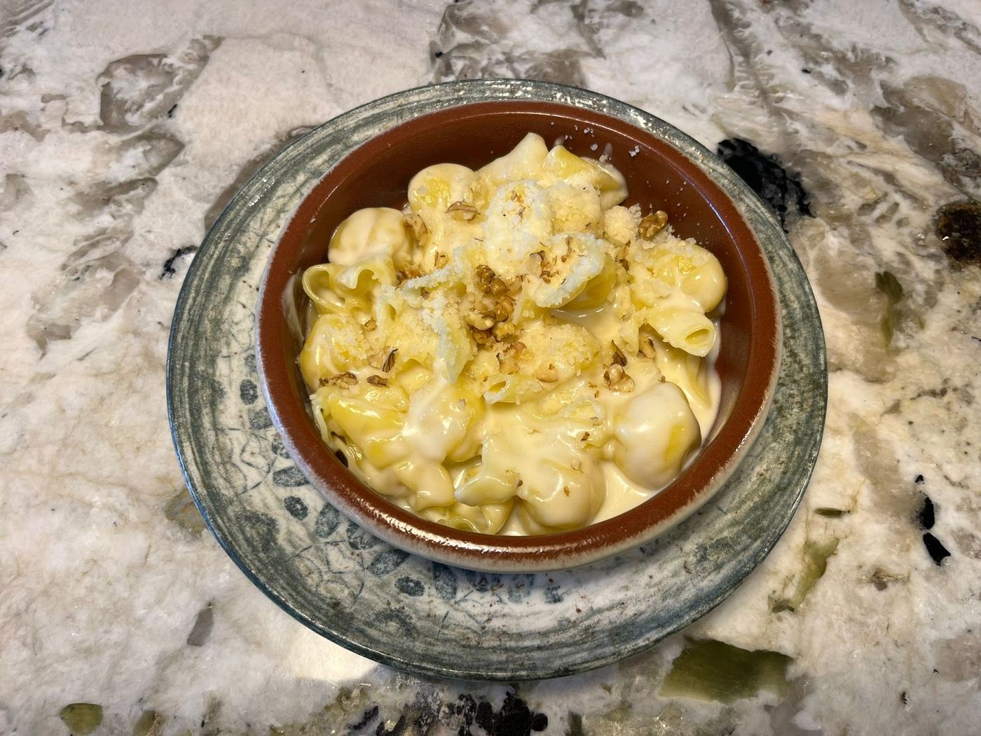 Macarrones con queso y nueces, un plato reconfortante y sabroso